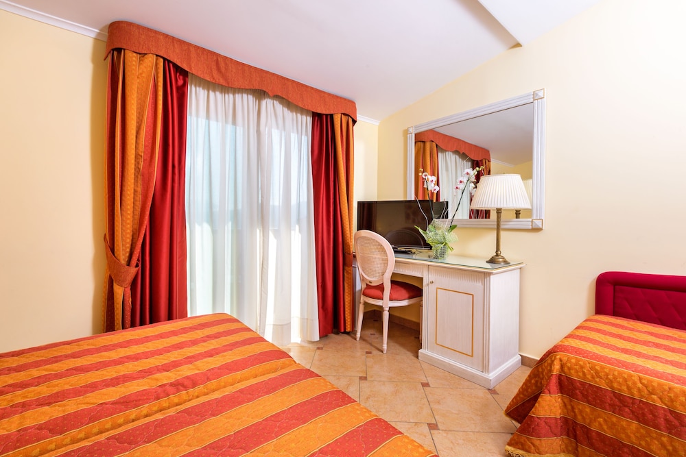 Classic Room, Balcony, Partial Sea View - Photo 1