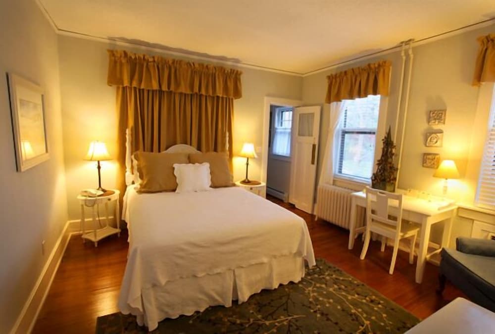 4. White Room photo 1