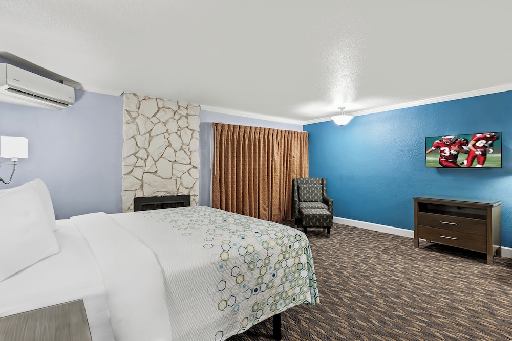 Suite, 1 King Bed, Non Smoking, Poolside - Photo 3