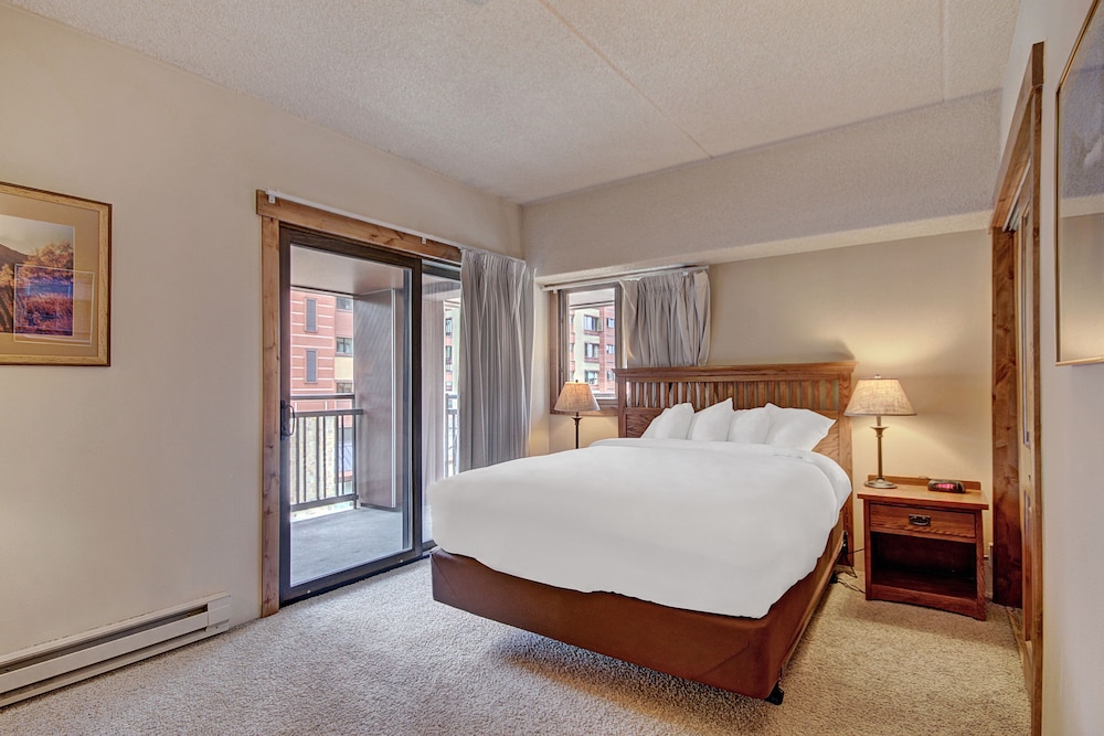Condo, 1 Bedroom - Photo 2