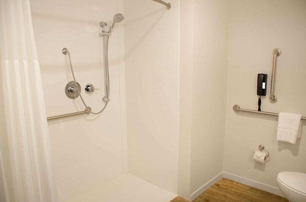 Room, 2 Queen Beds, Accessible (Roll-In Shower, Mobility & Hearing) photo 1