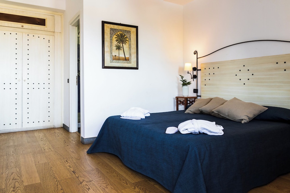 Double or Twin Room - Photo 3