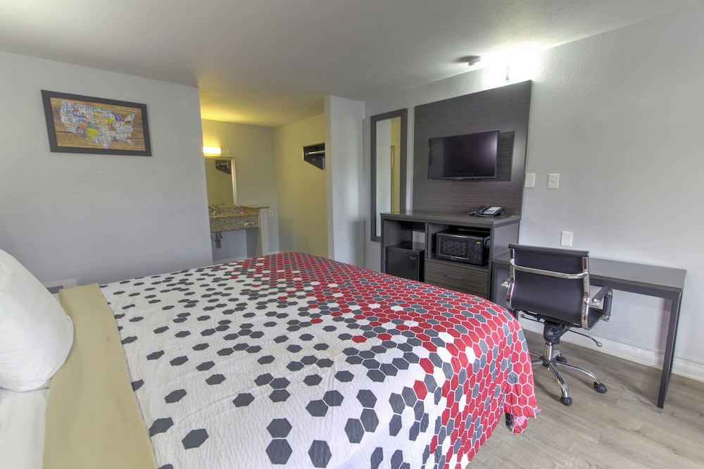 Standard Room, 1 King Bed, Smoking - Photo 2