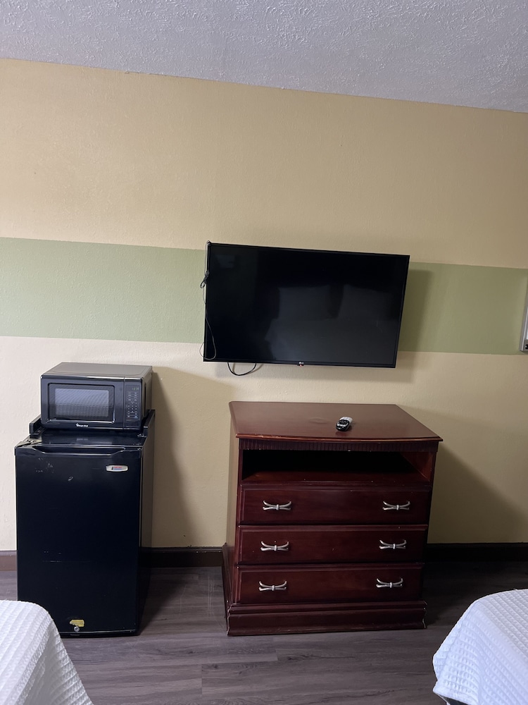 Basic Single Room, 1 King Bed, Smoking photo 3