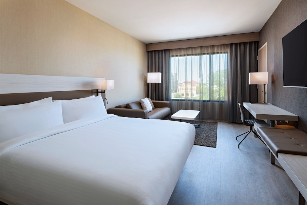 Deluxe Room, 1 Double Bed (Mobility Accessible, Roll-in Shower) photo 3