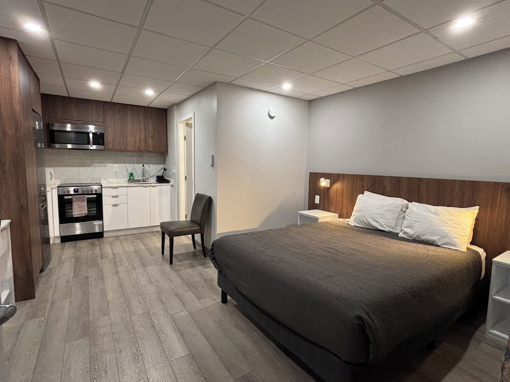 Deluxe Room, 1 Queen Bed, Kitchen photo 1