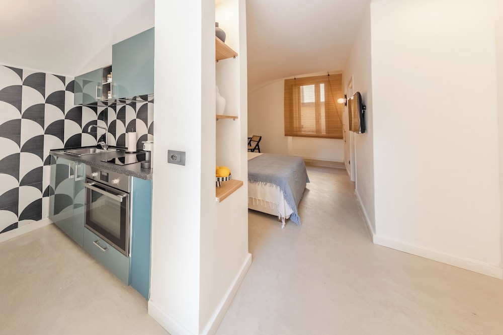Classic Studio Suite, 1 King Bed, Kitchenette