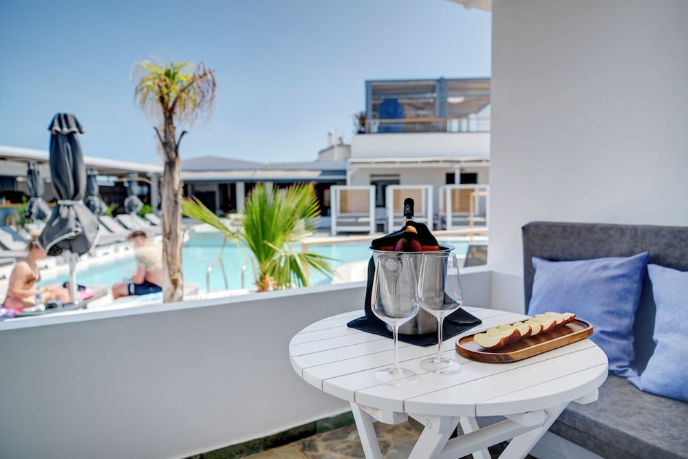 Deluxe Double Pool View photo 1