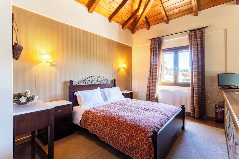 Traditional Studio Suite, Pool View photo 2
