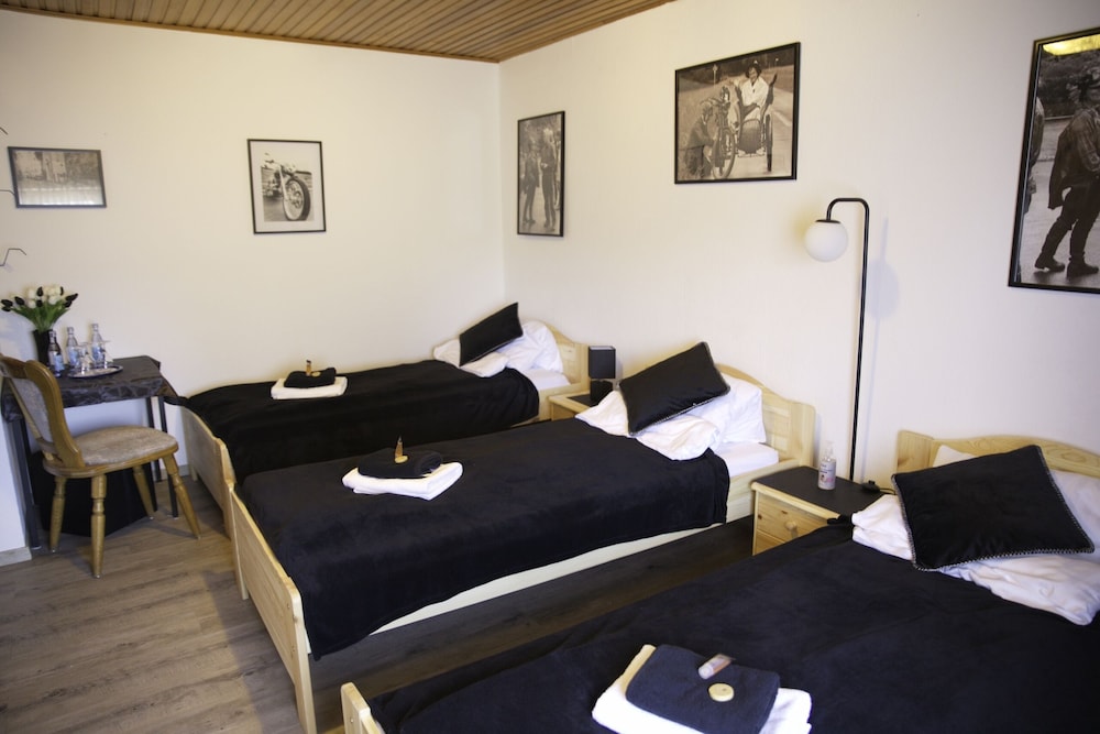 Signature Triple Room, Ensuite photo 3