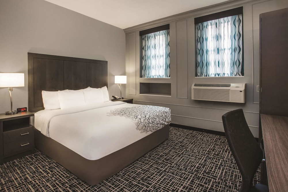 Deluxe Room, 1 King Bed, Accessible, Non Smoking (Mobility Accessible) photo 1