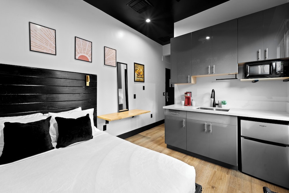 Deluxe Queen Room