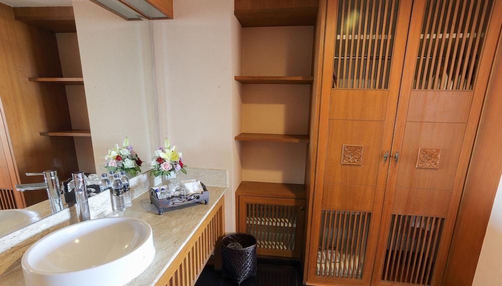 One-Bedroom Suite - Photo 6