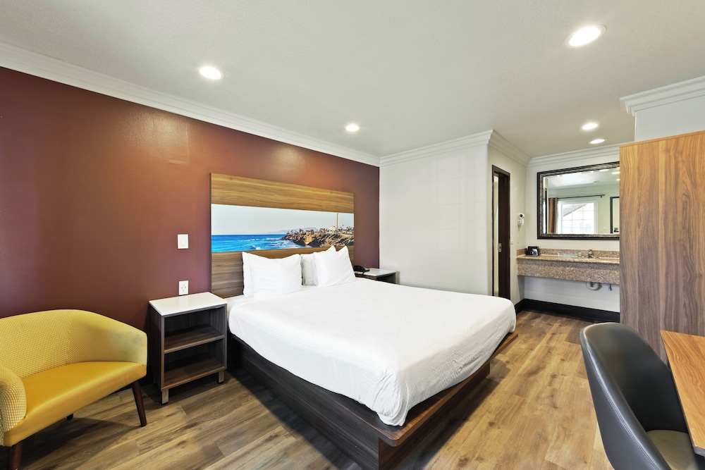 Standard Room, 1 King Bed, Non Smoking, Refrigerator & Microwave - Photo 13