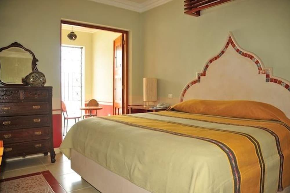Junior Suite, 1 Queen Bed - Photo 2
