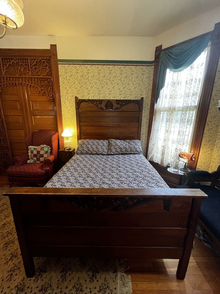Sinead O'Connor Room, 1 Double Bed, attached half bath photo 3