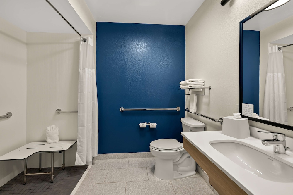 Room, 1 King Bed, Accessible (Mobility & Hearing, Roll-In Shower) - Photo 8