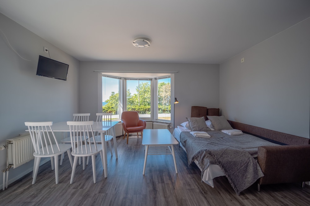 Apartment, 2 Bedrooms, Ground Floor - Photo 1