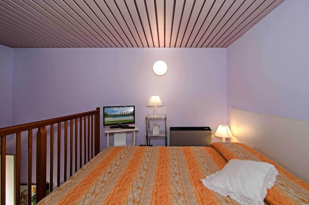 Family Room, 2 Bedrooms - Photo 11