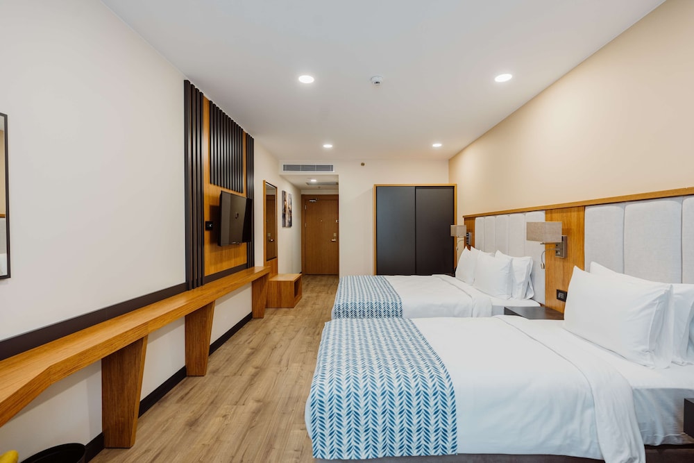 Deluxe Room, Multiple Beds, Non Smoking - Photo 2