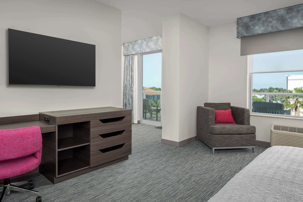 Studio Suite, 1 King Bed, Balcony, Accessible (Mobility & Hearing), Bathtub - Photo 4