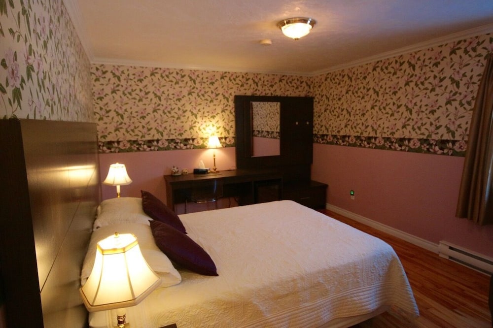 Standard Room, 1 Queen Bed, Non Smoking, Hill View