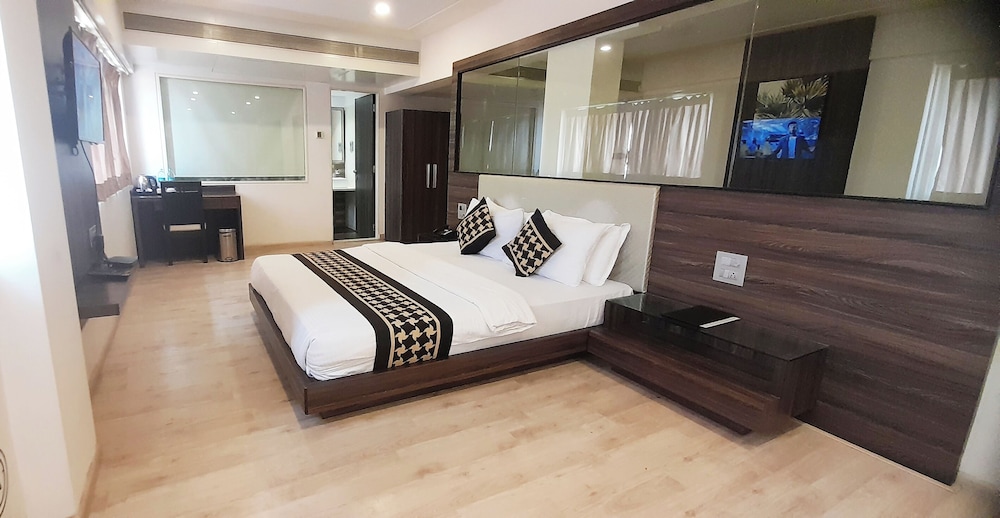 Suite - Photo 9