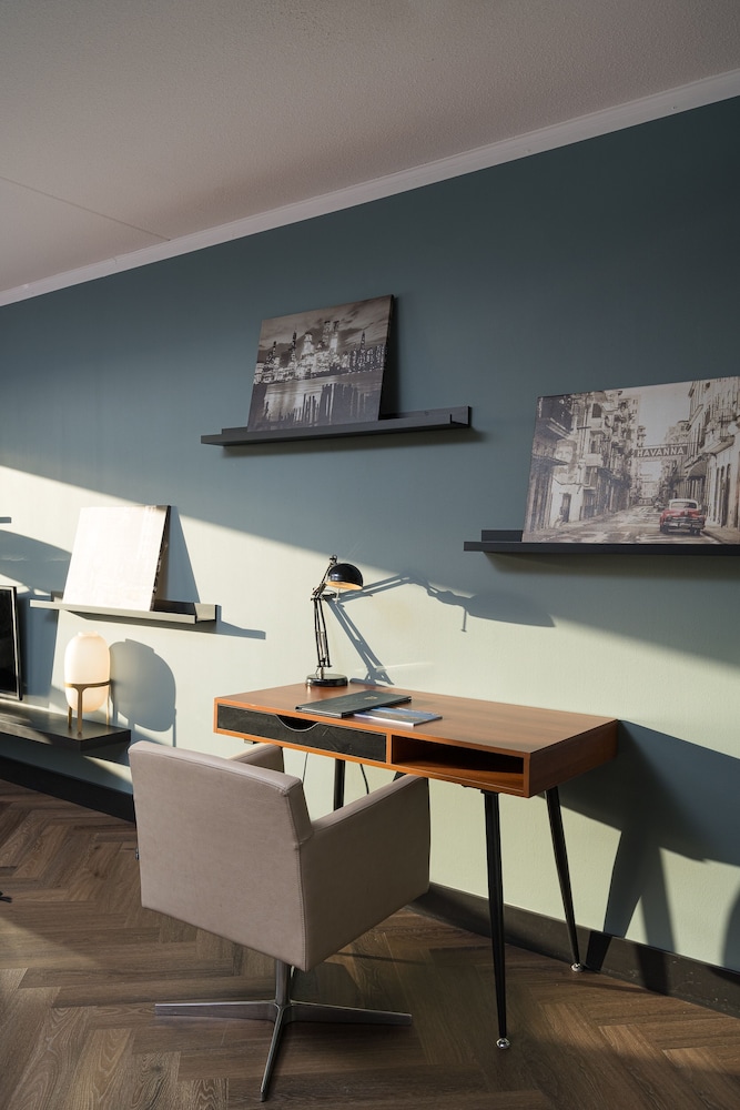 Panoramic Studio (30th floor 736)