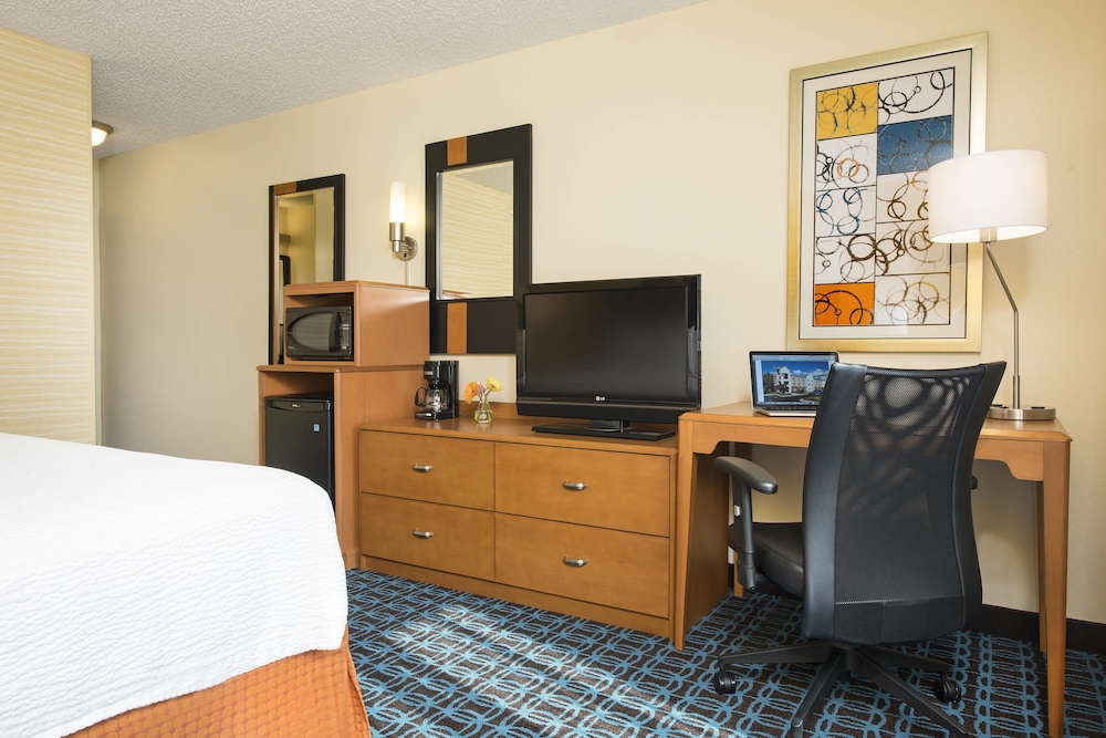 Room, 1 King Bed (Mobility Accessible, Roll-In Shower) photo 2