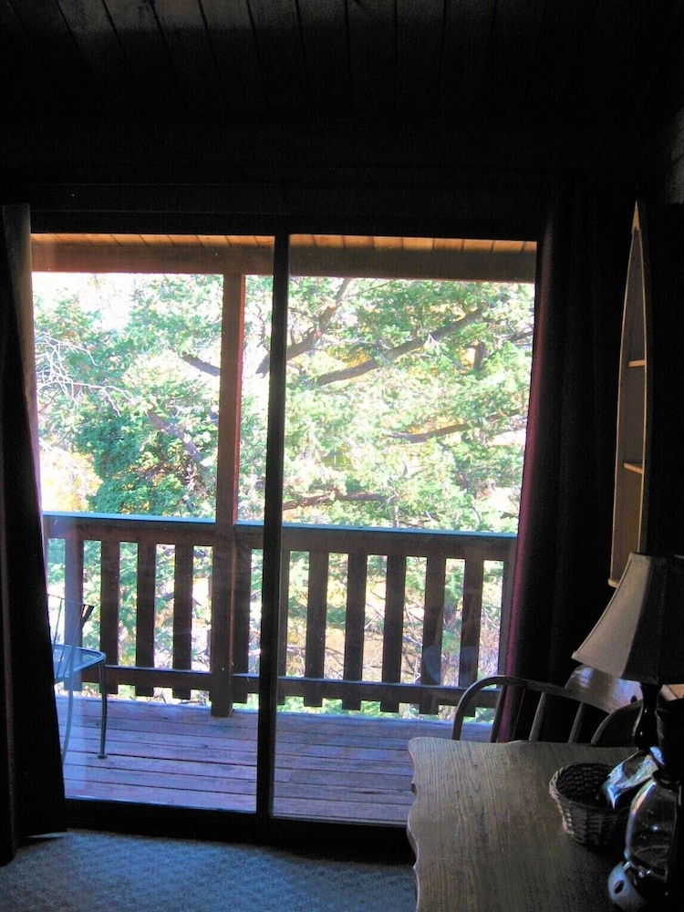 Standard Room, 1 Queen Bed, River View photo 3