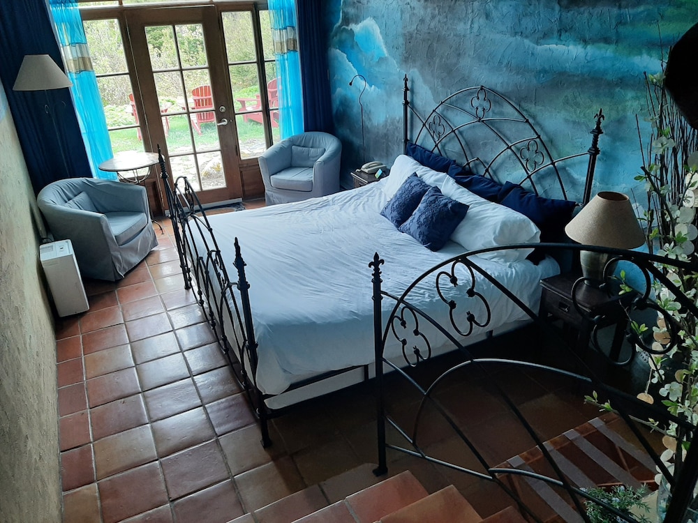Garden, 1 Queen Bed photo 2