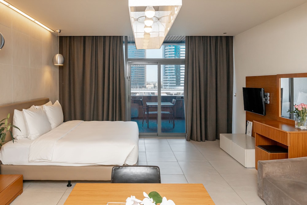 Studio, 1 King Bed, Balcony photo 2