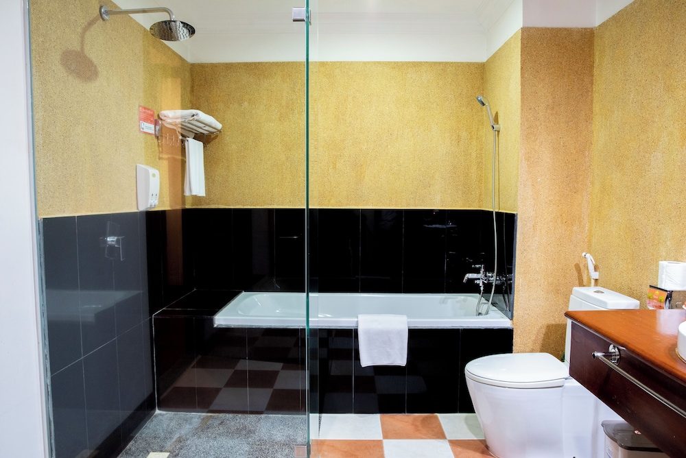 Executive Suite - Photo 2