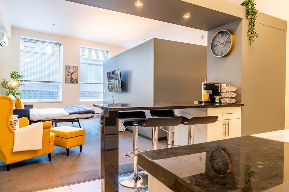 Comfy DT Loft w Parking Rooftop Patio BBQ Gym, 写真 11