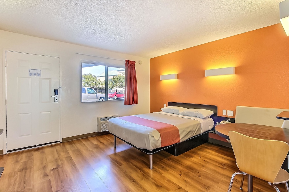 Standard Room, 1 Double Bed, Accessible, Non Smoking photo 1