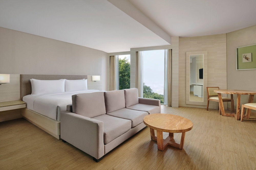 Room, 1 King Bed, Corner thumbnail 6