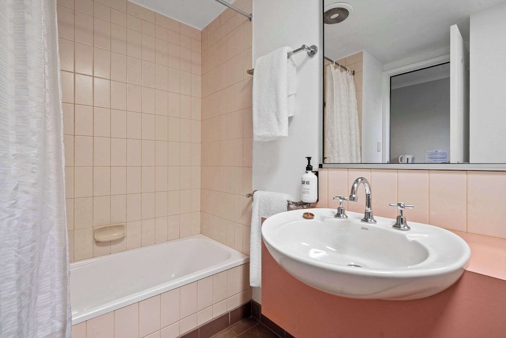 Room, Multiple Beds - Photo 10