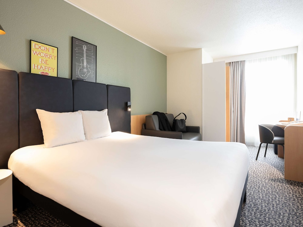 Standard Room, Multiple Beds thumbnail 5