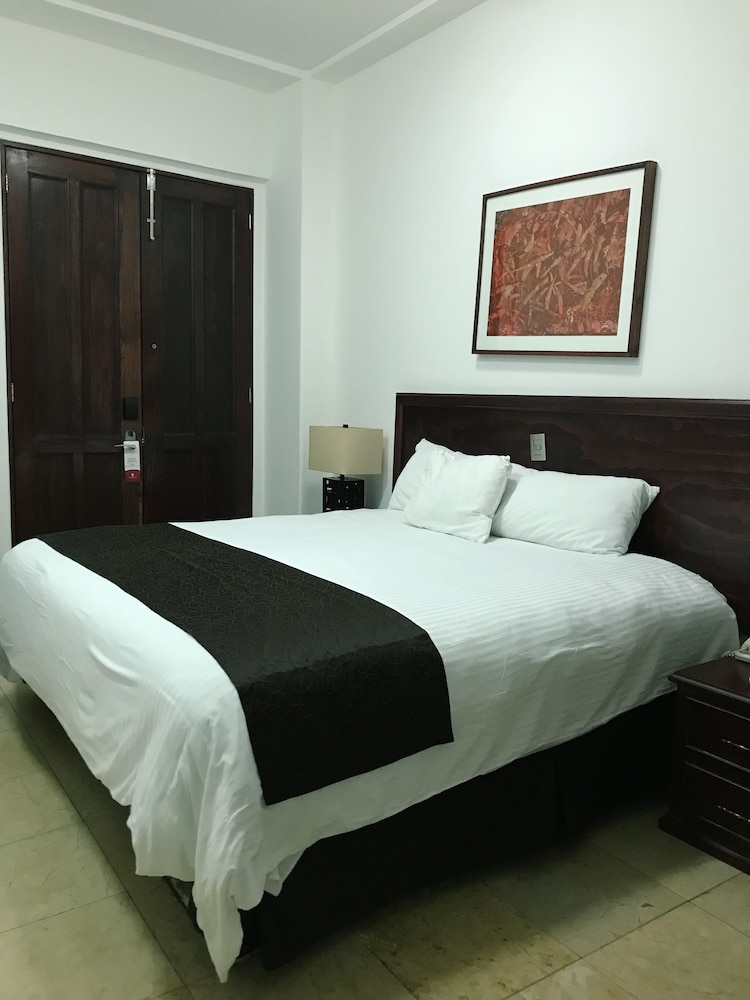 Standard Room, 1 King Bed photo 3