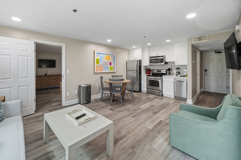 Classic Apartment, 2 Bedrooms, Ground Floor photo 3