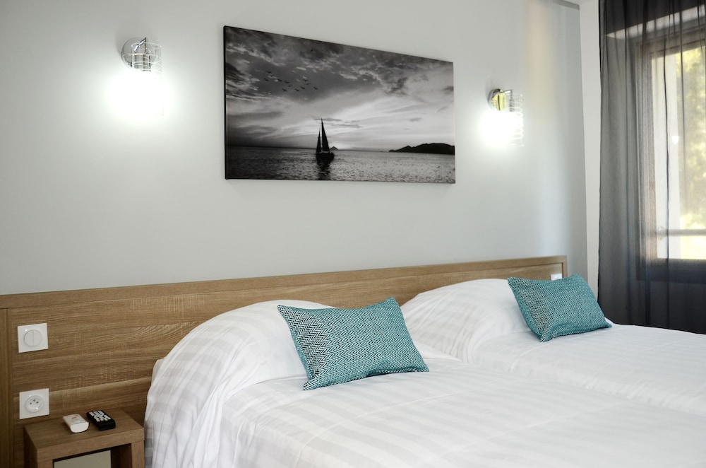 Standard Double or Twin Room (Vue sur Colline) photo 3
