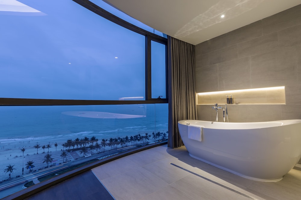 Executive Suite - Photo 7