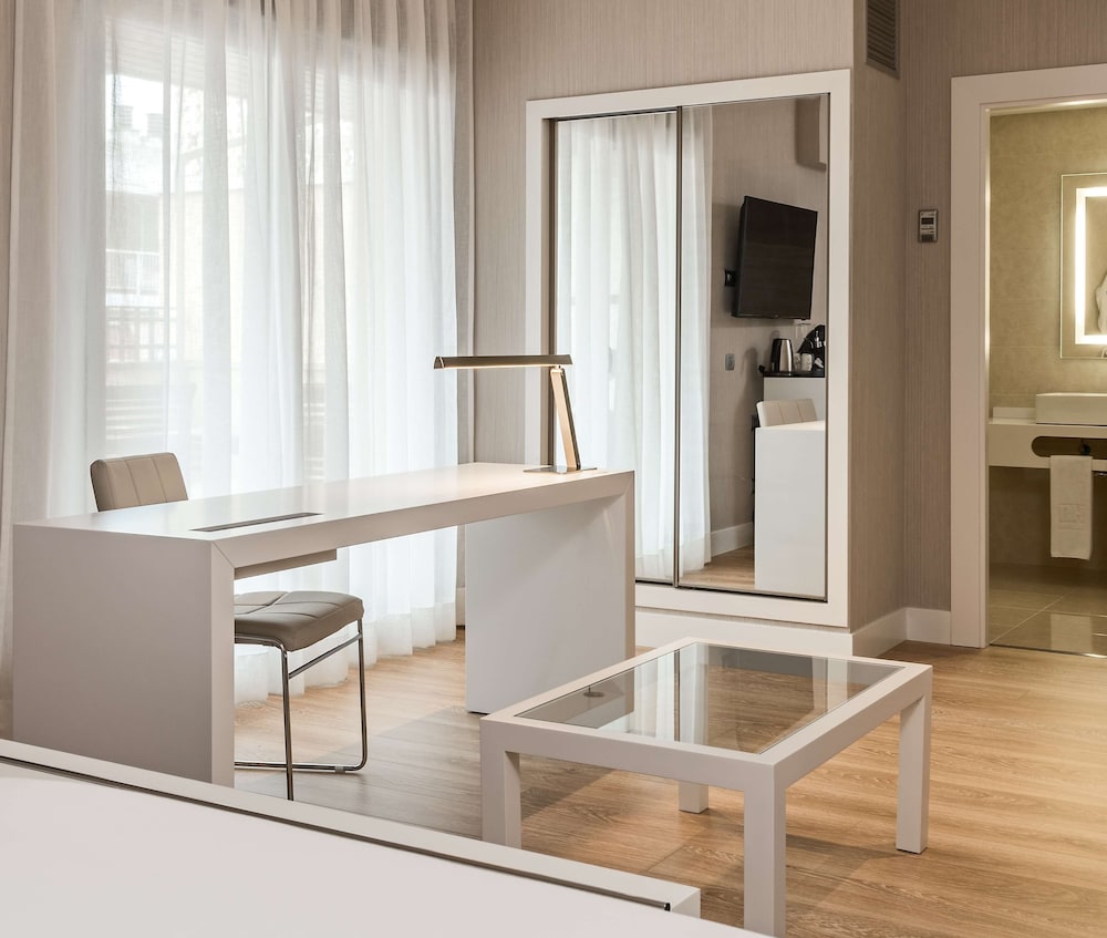 Standard Room thumbnail 6