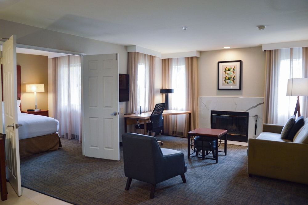 Suite, 2 Bedrooms - Photo 2