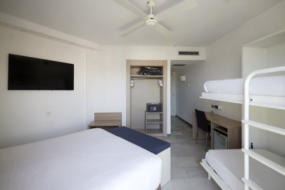 Family Room, Terrace, Garden Area - Photo 2