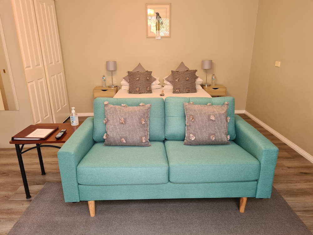 Deluxe Studio Suite, 1 Bedroom, Garden View photo 3