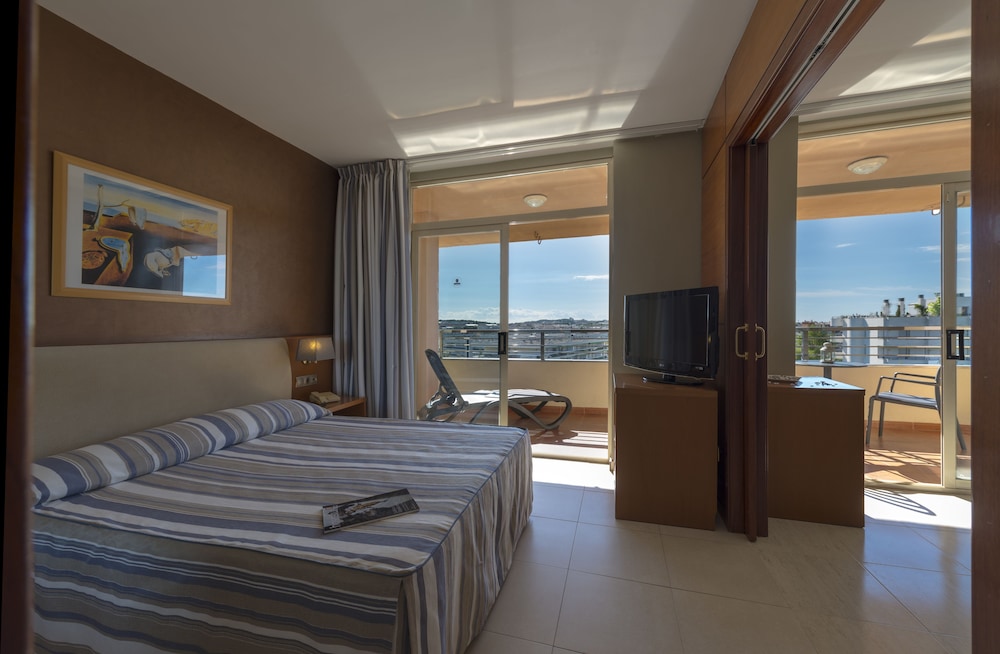 Suite, Balcony (2 Adults + 2 Children) photo 3