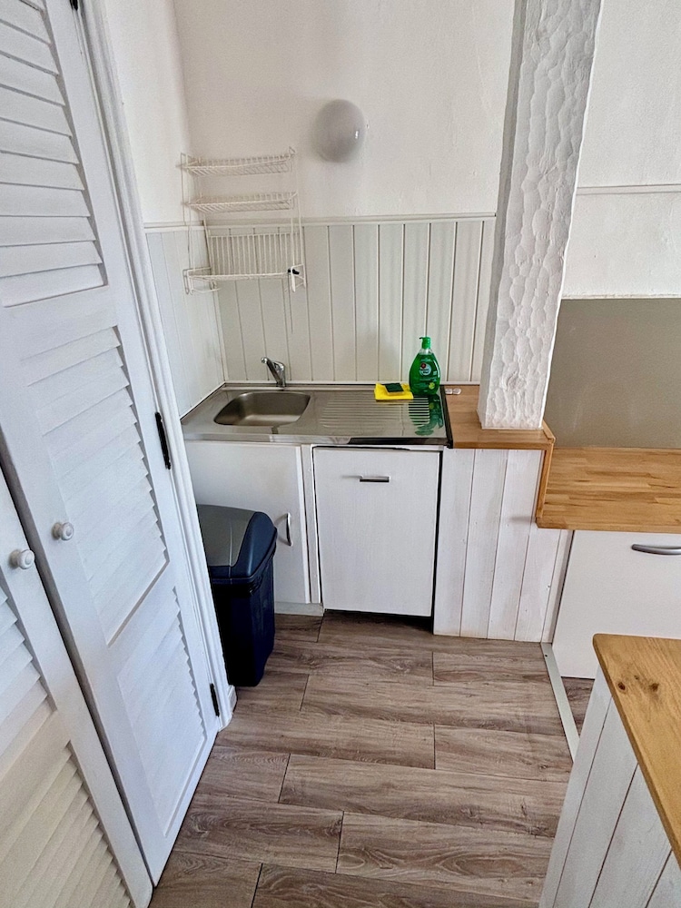 Basic Apartment - Photo 10