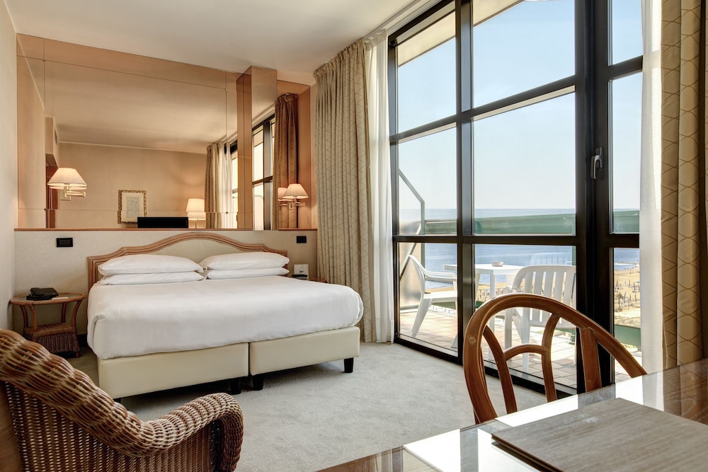 Deluxe Double Room, Partial Sea View photo 3