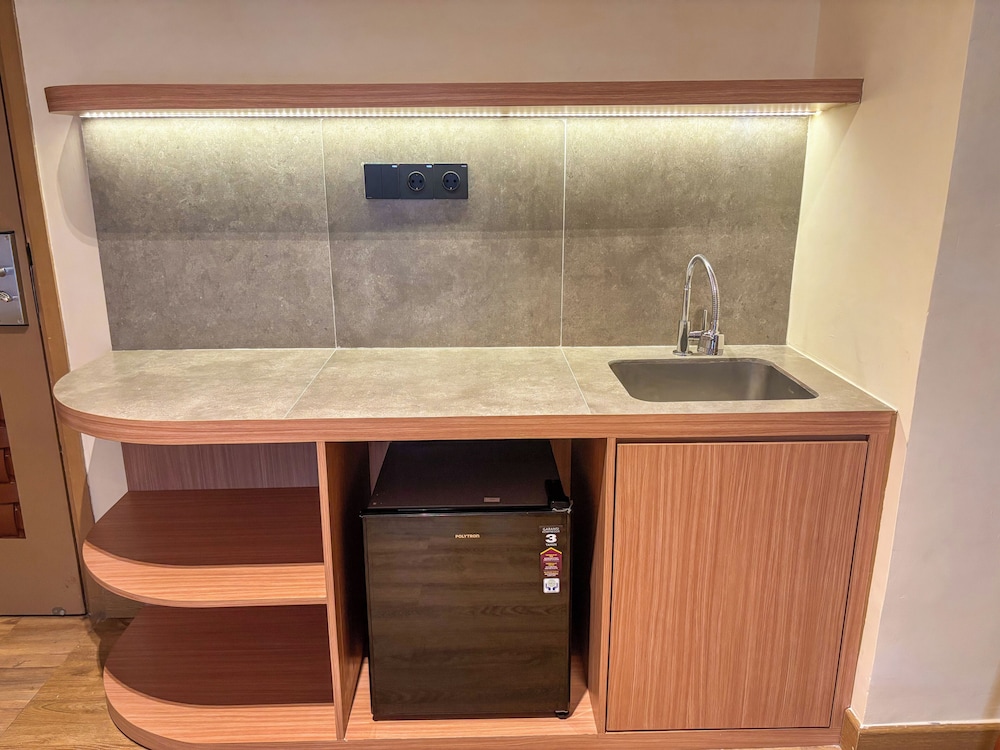 Suite, 1 Bedroom, Balcony - Photo 16